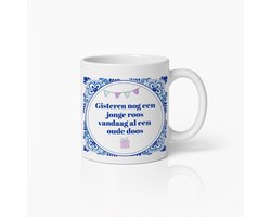 Grappige Verjaardagsmok 330ml – “Gisteren nog een jonge roos, vandaag al een oude doos” – Humoristisch Cadeau voor Vrouwen & Vrienden