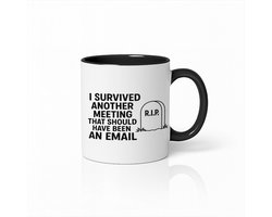 Grappige “Weer een Meeting Overleefd” Wit-Zwarte Mok 330ml – Kantoor Humor Beker