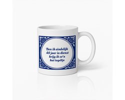 Grappige Werkjubileum Mok 330ml – “Ben ik eindelijk 40 jaar in dienst, krijg ik zo’n kut tegeltje” – Humoristische Nederlandse Beker Cadeau
