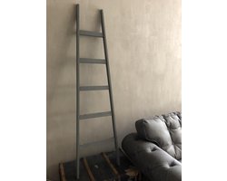 Grijze houten decoratieladder