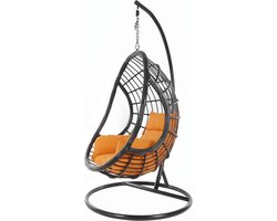Grote hangstoel met frame en oranje kussen