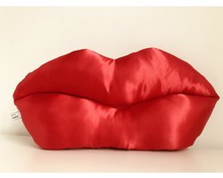 Gustiana® Lip kussen - Satijn - Rood - Valentijnscadeau - Moederdag cadeau - Verjaardagscadeau