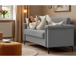 Gutent-Bank Elegante Scandinavische bank – fijne linnen stof, massief houten frame en metalen poten, comfortabel voor een moderne woonkamer.