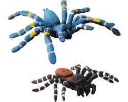 Halloween kroonluchters set van 2, inclusief blauwe en rode kleuren, met kleine plastic spinnen en speelgoeddieren, perfect voor sfeervolle Halloween decoratie en toverhuis versiering.