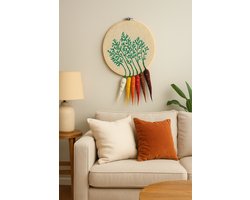 Handgeborduurd Wortel Wanddecor – Hoepel van Wol & Draad (27 cm)