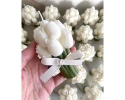 Handgemaakte Witte Tulpenkaars – Luxe Decoratie met Satijnen Lint
