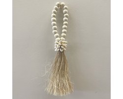 Hanger Kraal Cowrie Gras - 31 cm - Ibiza style - Woonaccessoires - Woonaccessoire - Wit / Naturel - Schelpen / Gras / Kralen - Decoratief - Wandhanger - Wand Hanger - Summer vibes - Vibe - Zomer - Sfeer - Natuurlijk - Woonslinger - Woon - Wonen Mooi