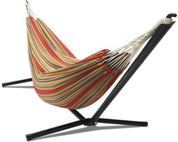 Hangmat met metalen standaard en rood-geel gestreept canvas – Perfect voor tuin en terras