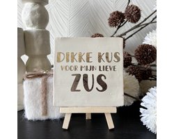 Hartjespost | Tegeltje Dikke kus voor mijn lieve zus mat wit, goud | tegeltjes met tekst | spreuktegel | tegeltjeswijsheden | zussen | zusje | familie | liefde | Zus cadeau | Cadeau voor zus | Zus cadeautjes | verjaardag | kado om te geven | 10x10