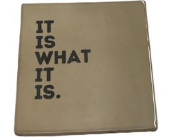 Hippe tegeltje met tekst: It is what it is | Beige met charcoal grijs | Gepersonaliseerde cadeau | Hippe Spreuktegel | Nieuwe woning cadeau | Housewarming cadeau