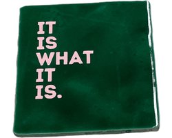 Hippe tegeltje met tekst: It is what it is | Dennengroen met pastel roze | Gepersonaliseerde cadeau | Hippe Spreuktegel | Nieuwe woning cadeau | Housewarming cadeau