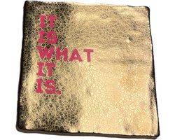 Hippe tegeltje met tekst: It is what it is | Goud met neon roze | Gepersonaliseerde cadeau | Hippe Spreuktegel | Nieuwe woning cadeau | Housewarming cadeau