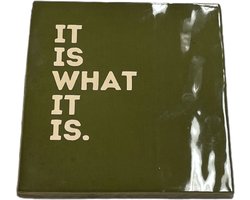 Hippe tegeltje met tekst: It is what it is | Olijfgroen met beige | Gepersonaliseerde cadeau | Hippe Spreuktegel | Nieuwe woning cadeau | Housewarming cadeau