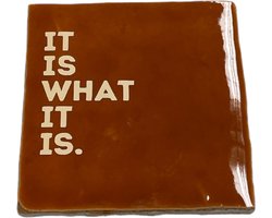 Hippe tegeltje met tekst: It is what it is | Roest met beige | Gepersonaliseerde cadeau | Hippe Spreuktegel | Nieuwe woning cadeau | Housewarming cadeau