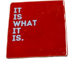 Hippe tegeltje met tekst: It is what it is | Rood met pastel blauw | Gepersonaliseerde cadeau | Hippe Spreuktegel | Nieuwe woning cadeau | Housewarming cadeau