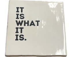 Hippe tegeltje met tekst: It is what it is | Wit met zwart | Gepersonaliseerde cadeau | Hippe Spreuktegel | Nieuwe woning cadeau | Housewarming cadeau