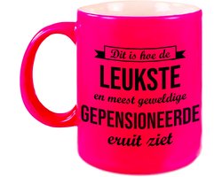 Hoe de leukste en meest geweldige gepensioneerde eruitziet mok / beker - 330 ml - neon roze - VUT / pensioen - cadeau collega