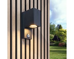HOFTRONIC - Marion PIR Sensor buitenlamp - Incl. Bewegingssensor en schemerschakelaar - GU10 fitting - Zwart - IP65 Waterdicht - Kubus Wandlamp met sensor - schuttingverlichting (170 x 70 x 105 mm)