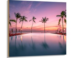 Hout - Palmbomen bij Ligbedden aan het Water tijdens de Avondzon - 100x100 cm - 9 mm dik - Foto op Hout (Met Ophangsysteem)