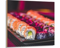 Hout - Schaal Vol met Verschillende Smaken Sushi in Paars Licht - 100x100 cm - 9 mm dik - Foto op Hout (Met Ophangsysteem)