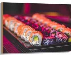 Hout - Schaal Vol met Verschillende Smaken Sushi in Paars Licht - 100x75 cm - 9 mm dik - Foto op Hout (Met Ophangsysteem)
