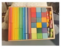 Houten blokken in tray - Houten kaboutertjes - Houten blokjes - Houten plankjes - Regenboogkleuren - 50 blokken, 6 kabouters, 1 tray - 35 cm x 27 cm - Open einde speelgoed - Educatief montessori speelgoed - Grapat en Grimms style