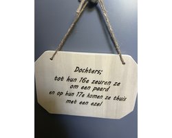 Houten tekst bordje 23.1 x 15.6 x 1.5 “ Dochters; tot hun 16e zeuren ze om een paard en op hun 17e komen ze thuis met een ezel”