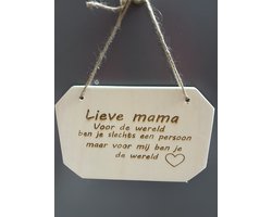 Houten tekst bordje 23.1 x 15.6 x 1.5 “ Lieve mama voor de wereld ben je slechts een persoon maar voor mij ben je de wereld”