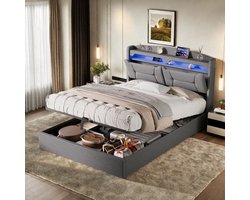 Hydraulisch bed 140×190 cm in lichtgrijs – stoffen bekleding, hoofdbord met LED-verlichting, USB-oplaadfunctie & opbergruimte, grote bedbox onder het ligvlak