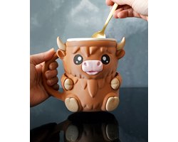Ijsbekerhouder - Schotse Hooglander - Handvat en twee lepelgleuven - Met snacklade voor oa koekjes - Met hoorns om deksel aan op te hangen -Geschikt voor ijsbekers van 473ml - Koe - Cute design - Schattig en herbruikbaar