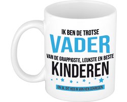 Ik ben de trotse vader van de grappigste, leukste en beste kinderen koffiemok / theebeker - wit - 300 ml - blauwe en zwarte letters - verjaardag / Vaderdag - cadeau / bedankje voor papa