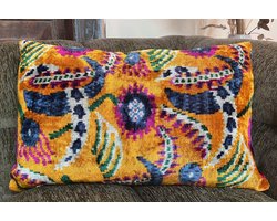 Ikat velvet kussen geel 60cm x 40cm. Velours fluweel zacht sierkussen inclusief vulling.
