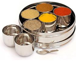 Indian 7 Specerijen Masala Dabba – RVS Kruidendoos met Lepel & Glazen Deksel | 7-in-1 Kruidenpotjes voor Keuken | Herbruikbaar, Makkelijk te Reinigen & Vaatwasserbestendig | Indian Spice Box met Kajal Sticker