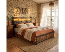 Industrieel Bed 180x200cm - met 4 Lades & Laadstation - ADFBL - Vintage Bruin Metalen Bedframe met LED Verlichting (App) - Opbergkast Hoofdbord met Stopcontacten & USB - Gestoffeerd bed