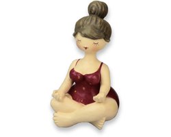 Inware Woonkamer decoratie beeldje - yoga houding - dikke of mollige dame - yoga pakje rood - 12 cm - vrouwen op het strand