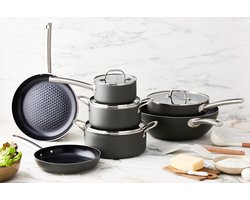 ISENVI Murray Chef Deluxe Pannenset 18 Delig - RVS grepen - Antraciet - Keramisch - 100% PFAS, PTFE vrij - 100% duurzaam - Unieke Antiaanbaklaag - Non-stick bodem - Vaatwasbestendig - Geschikt voor alle warmtebronnen inclusief inductie