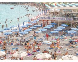 IXXI Amalfi Beach Club, Henrike Schenk - 80 x 60 cm - Gratis ophangtool - Grote wanddecoratie en posters - Kleurrijk, Fotografie, Woonkamer, Eetkamer