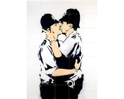 IXXI Kissing Cops, Banksy - 100 x 140 cm - Gratis ophangtool - Grote wanddecoratie en posters - Pop art, Illustraties, Speels, Street art, Woonkamer