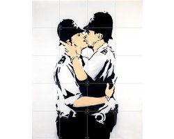 IXXI Kissing Cops, Banksy - 80 x 100 cm - Gratis ophangtool - Grote wanddecoratie en posters - Pop art, Illustraties, Speels, Street art, Woonkamer