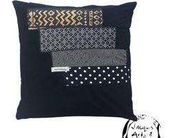 Jacqui's Arts & Designs - African design - sierkussen - handgemaakt - woonaccessoires - zwart - wit - wonen - patchwork - Afrikaanse print - Afrikaanse stof - 45 x 45cm - Afrikaans geïnspireerd