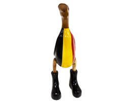 JoJo Living Woonaccessoires - Houten eend met laarzen en vlag van België - 33 cm - Handgemaakt - Belgium - Belgische vlag - zwart - geel - rood - Bamboe
