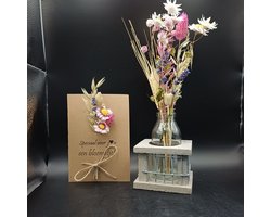 Kaart "Speciaal voor jou een bloemetje" met fleurige droogbloemen en 1 vaasje met droogbloemen in een houten tray met gaas - cadeau - fleurig - decoratie - interieur - wonen - vaas - lavendel - wenskaart