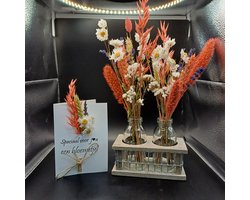Kaart "Speciaal voor jou een bloemetje" met fleurige droogbloemen en 2 vaasjes met droogbloemen in een houten tray - cadeau - fleurig - decoratie - interieur - wonen - vaas - lavendel - wenskaart