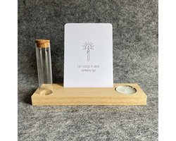 Kaarthouder | Gedenkplankje [21 cm] van hout met glazen buisje en waxinelichtje + Kaart 'Een lichtje in deze donkere tijd' inclusief envelop