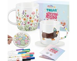 Keramische DIY set voor het versieren van mokken en onderzetters, inclusief 2 witte mokken, 2 blanco onderzetters, 12 porseleinen markers en een cadeauverpakking.