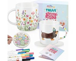 Keramische DIY set voor het versieren van mokken en onderzetters, inclusief 2 witte mokken, 2 blanco onderzetters, 12 porseleinen markers en een cadeauverpakking.
