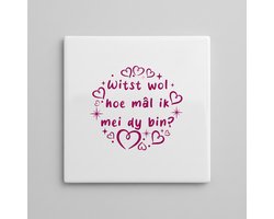 Keramische Tegel met Romantische Friese Tekst “Witst Wol Hoe Mâl Ik Mei Dy Bin?” – Wanddecoratie met Hartjes – 15 x 15 cm