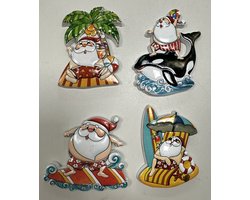 Kerst koelkastmagneten "Tropische Kerstman" - Set van 4 stuks - surfplank/ligbed/palmboom/walvis - Polyresin - hoogte 8 x 8 x 1 cm - Kerstdecoratie - Woondecoratie - Woonaccessoires