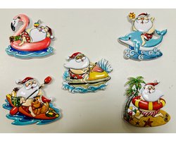 Kerst koelkastmagneten "Tropische Kerstman" - Set van 5 stuks - surfplank/flamingo/zwemband/dolfijn/waterscooter - Polyresin - hoogte 8 x 8 x 1 cm - Kerstdecoratie - Woondecoratie - Woonaccessoires