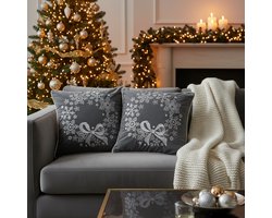 Kerstkussen Set van 2 Kerst Kussenhoezen Vierkant - Kerst Kussenhoes - Kussenhoesjes Geborduurd met Bies - Kerstkussens met Sneeuwvlokkrans - 45x45 cm - Polyester - Voor Binnen - Grijs/Wit - Zonder Binnenkussen